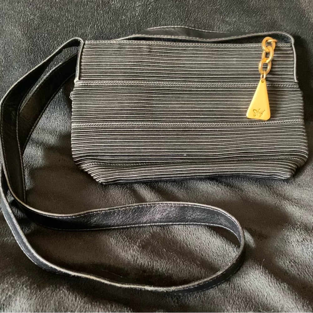 Vintage Sharif Crossbody Black Leather & Quality ribbed Fabric. Zippered pocket